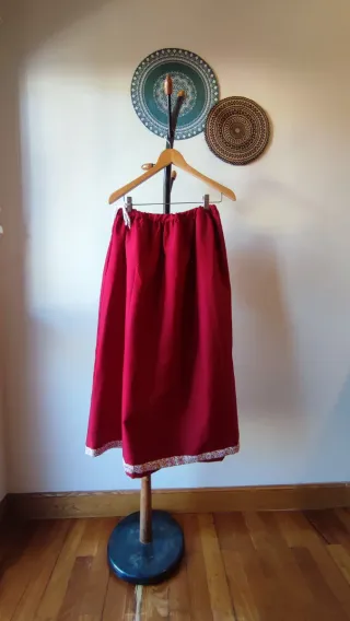 Traje de caserita estampado y falda roja