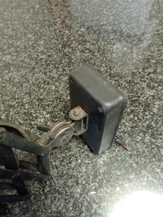 Lámpara flexo vintage roja y negra