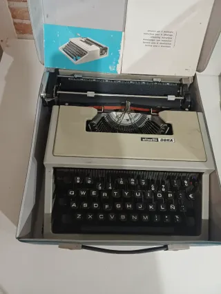 Máquina de escribir Olivetti BORA