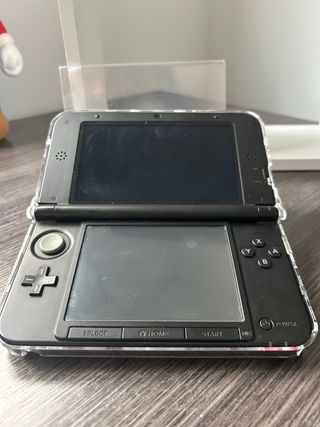 Nintendo 3DS XL con cargador y tarjeta de memoria