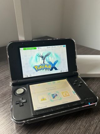 Nintendo 3DS XL con cargador y tarjeta de memoria
