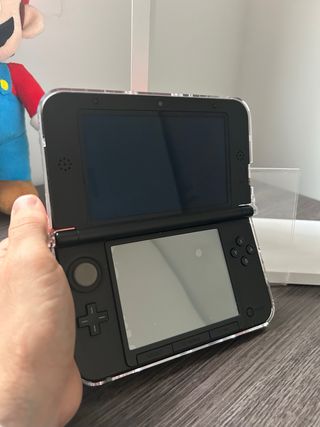 Nintendo 3DS XL con cargador y tarjeta de memoria