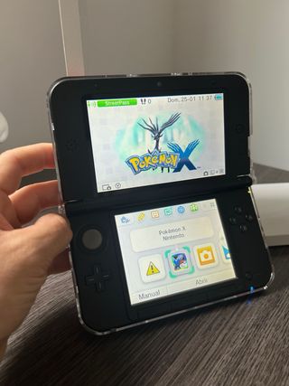 Nintendo 3DS XL con cargador y tarjeta de memoria