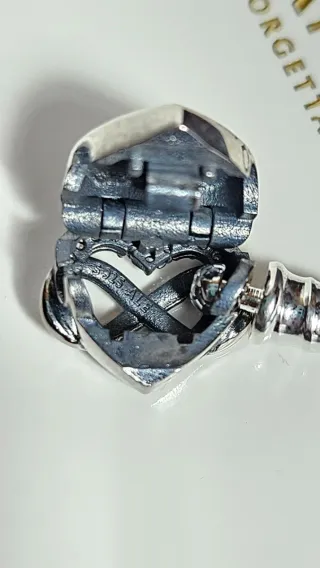 Pulsera amor infinito. Lleva su caja y bolsa