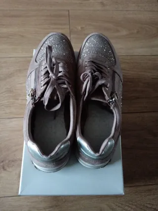 Zapatos marrón y plateados con pedrería