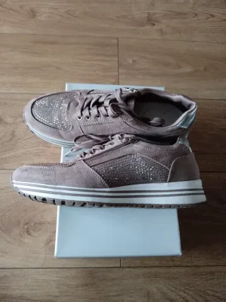 Zapatos marrón y plateados con pedrería