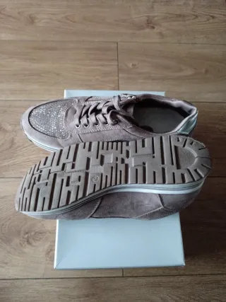 Zapatos marrón y plateados con pedrería