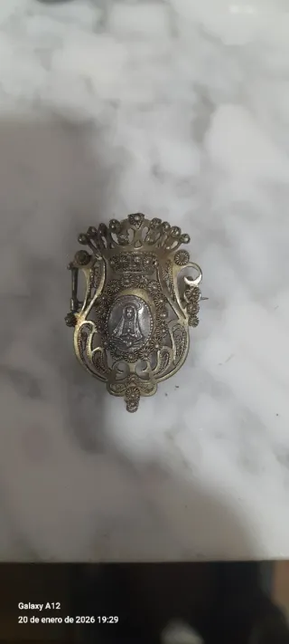 Broche antiguo con imagen religiosa
