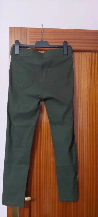 Leggings negros con detalle serpiente