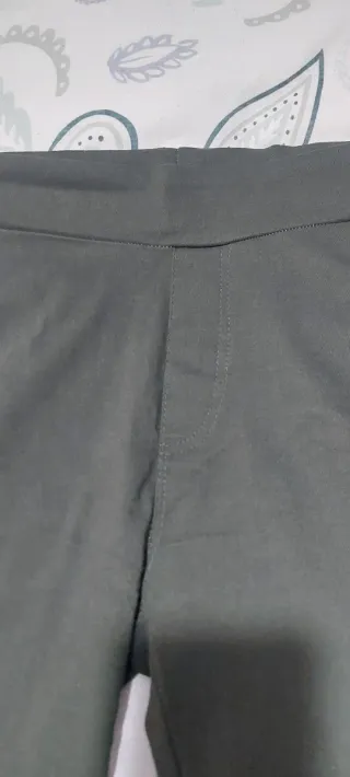 Leggings negros con detalle serpiente