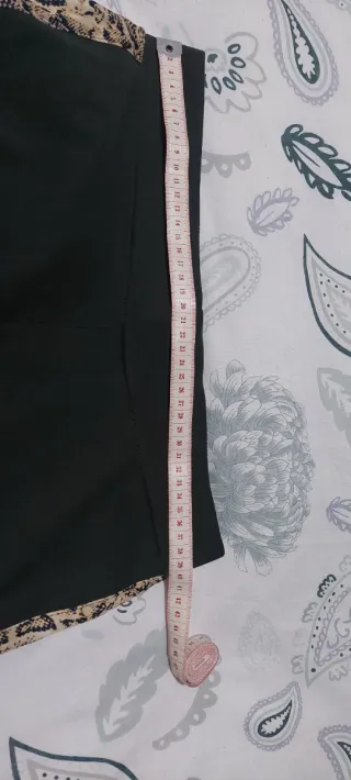 Leggings negros con detalle serpiente