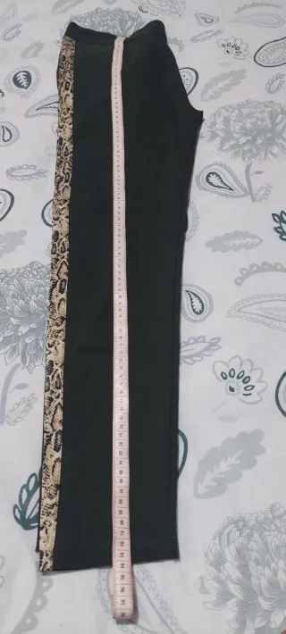 Leggings negros con detalle serpiente