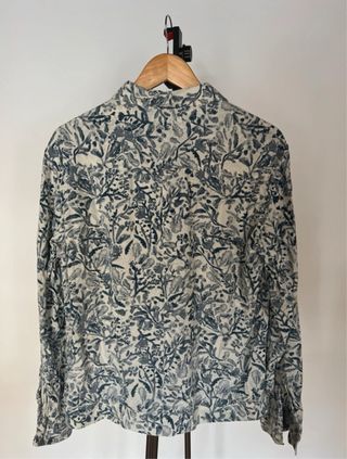 Camisa Gant floral azul y blanco