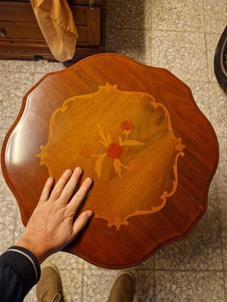 Mesilla auxiliar de madera con detalles