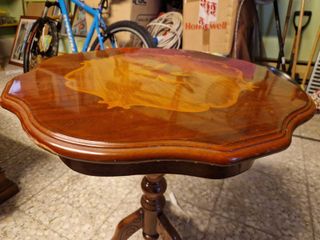 Mesilla auxiliar de madera con detalles