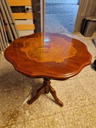 Mesilla auxiliar de madera con detalles