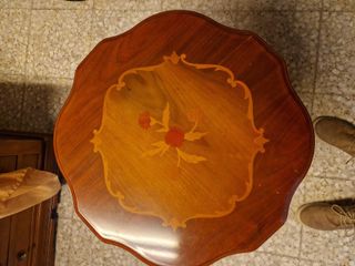 Mesilla auxiliar de madera con detalles