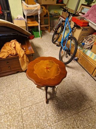 Mesilla auxiliar de madera con detalles