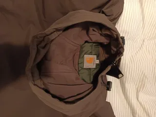 Abrigo Carhartt Marrón con Capucha