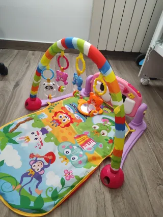 Gimnasio para bebé con piano y juguetes