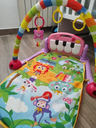 Gimnasio para bebé con piano y juguetes