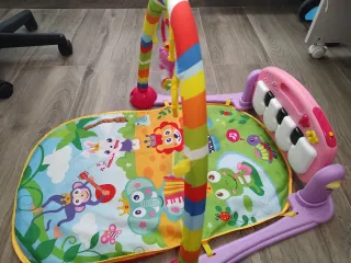 Gimnasio para bebé con piano y juguetes