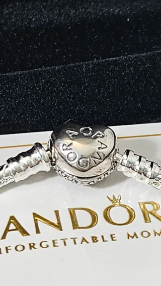 Pulsera con su caja y bolsa incluida