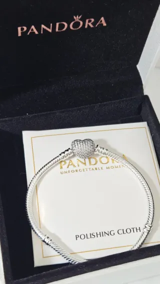 Pulsera con su caja y bolsa incluida