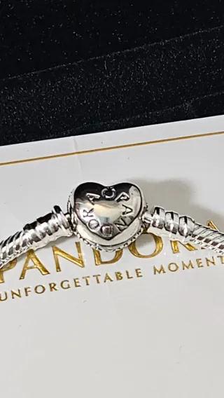 Pulsera con su caja y bolsa incluida