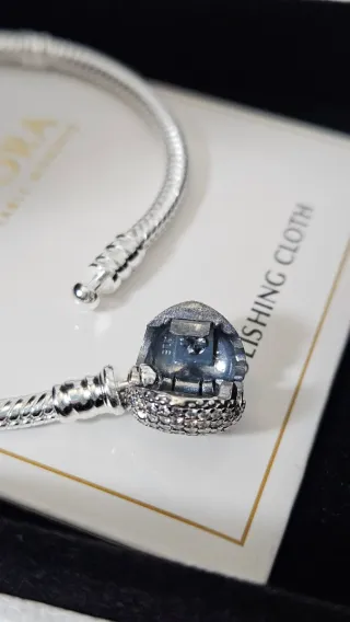 Pulsera con su caja y bolsa incluida