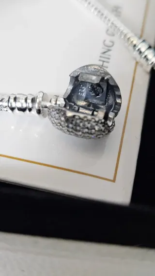 Pulsera con su caja y bolsa incluida