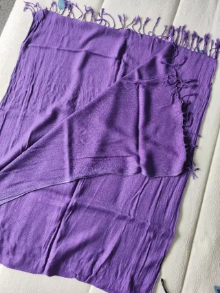 Pañuelo morado con flecos