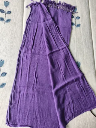 Pañuelo morado con flecos