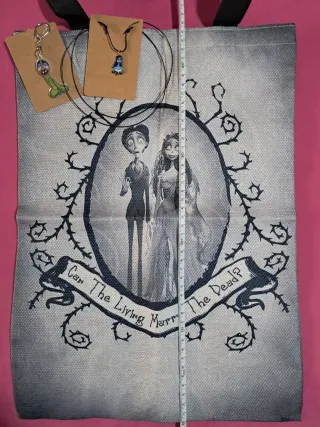 Bolso El Cadáver de la Novia con llavero y collar