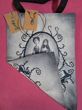 Bolso El Cadáver de la Novia con llavero y collar