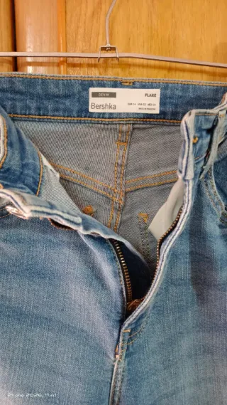 Vaqueros acampanados Bershka Talla 34
