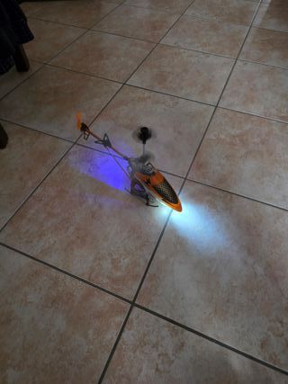 Elicottero radiocomandato arancione lungo cm 40