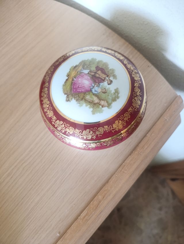 Caja de cerámica decorada con oro