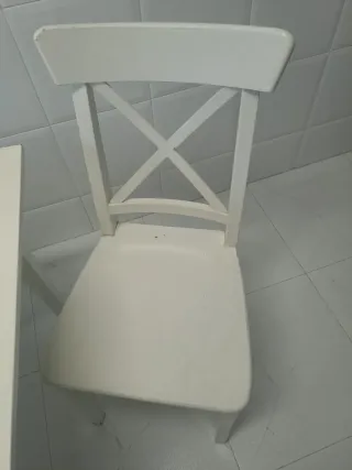 Mesa de cocina con 4 sillas y 2 taburetes