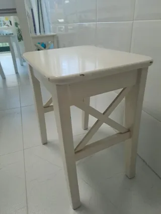 Mesa de cocina con 4 sillas y 2 taburetes