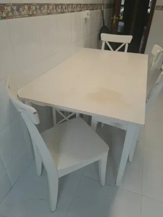 Mesa de cocina con 4 sillas y 2 taburetes