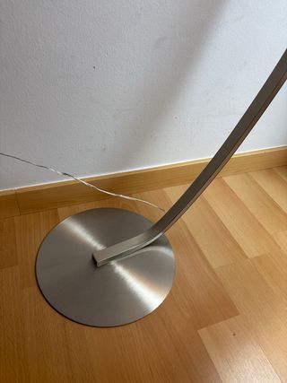 Lámpara de pie curva plateada