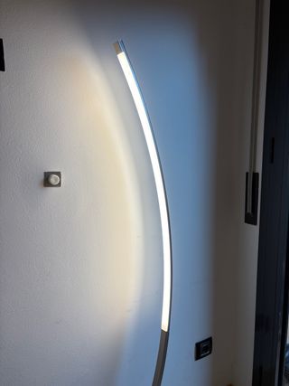 Lámpara de pie curva plateada