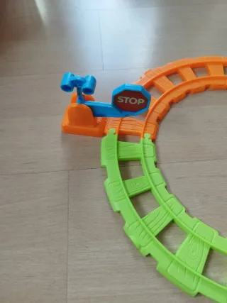 Tren de juguete con vías y figuras