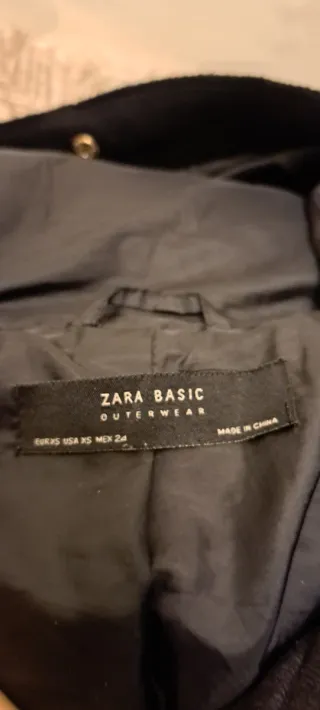 Cazadora negra con capucha