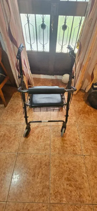 Andador con asiento acolchado