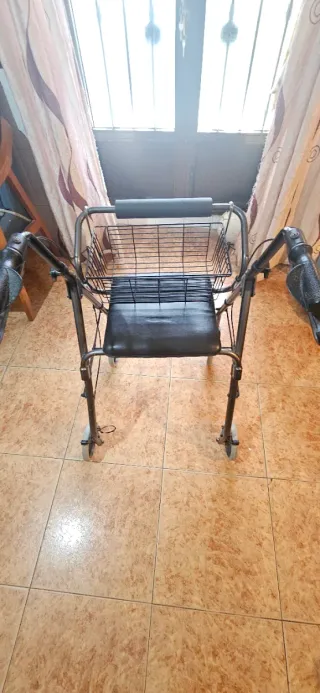 Andador con asiento acolchado