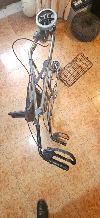 Andador con asiento acolchado