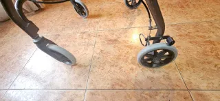 Andador con asiento acolchado