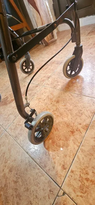 Andador con asiento acolchado